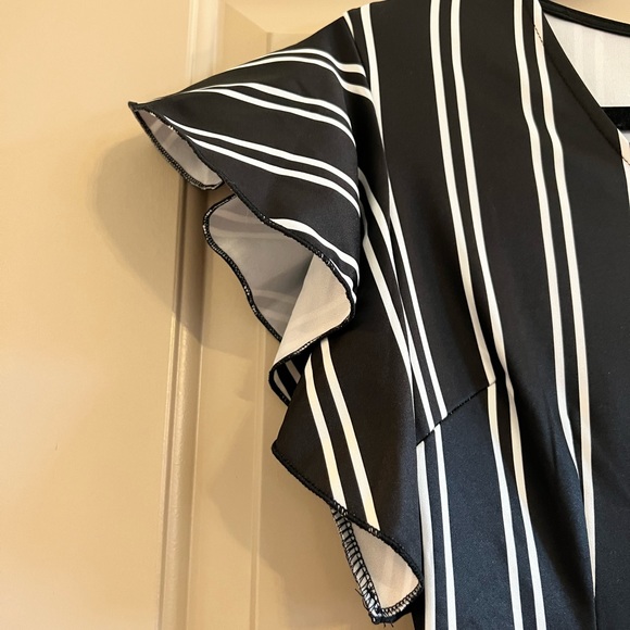 Short sleeved jumpsuit - Picture 10 of 10